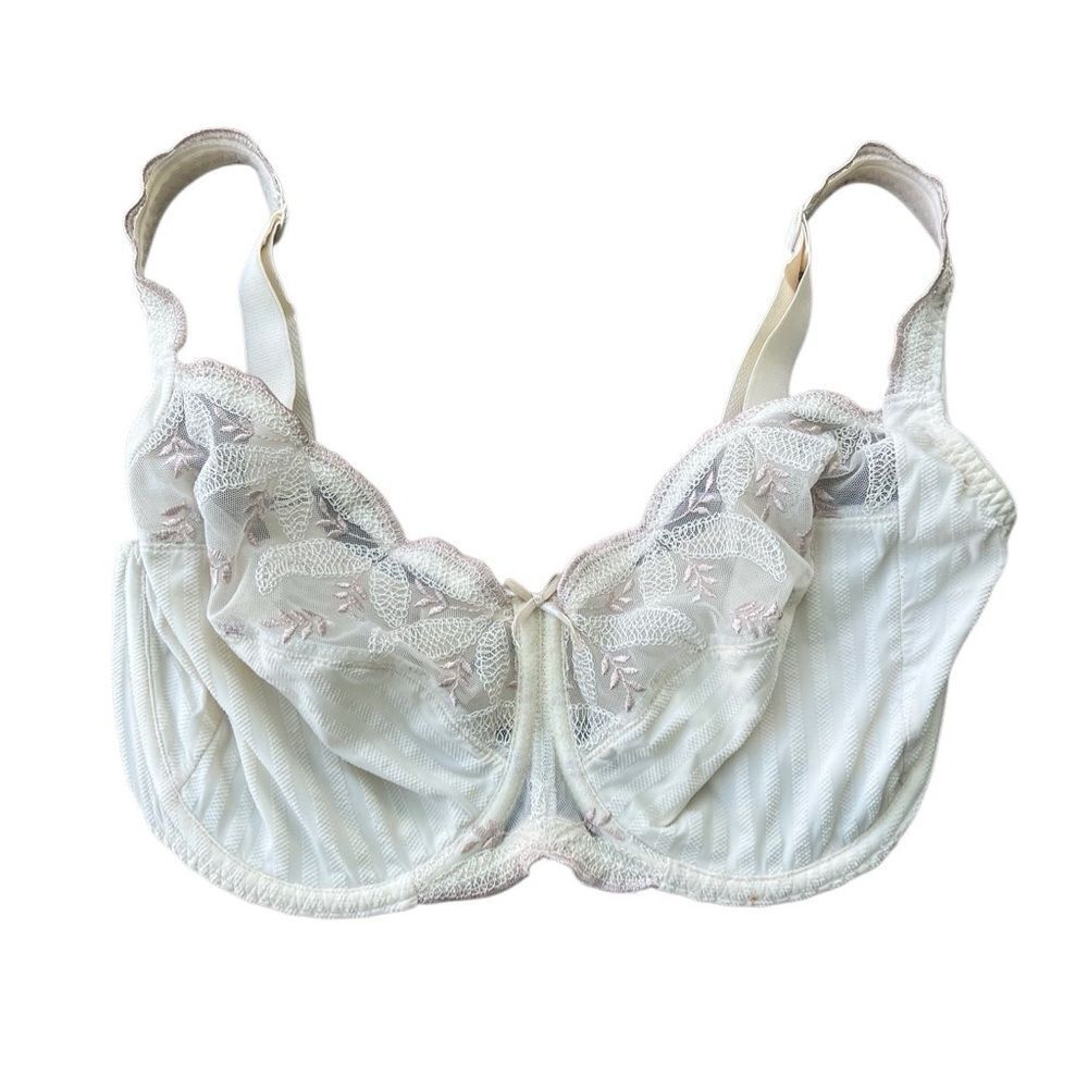 Chantelle Lace-Overlay Underwire Bra in Ivory and Pale Pink
